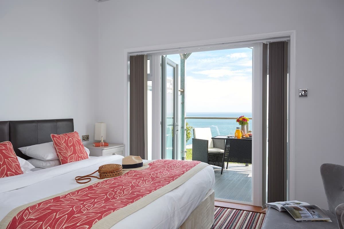 Luccombe Hall Hotel — interior and exterior view 5