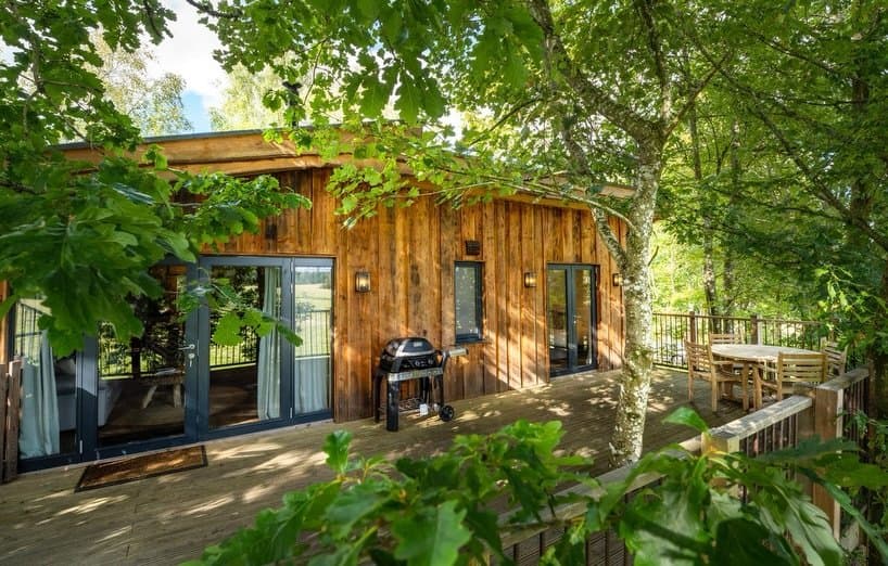 Lanrick Treehouses — interior and exterior view 13