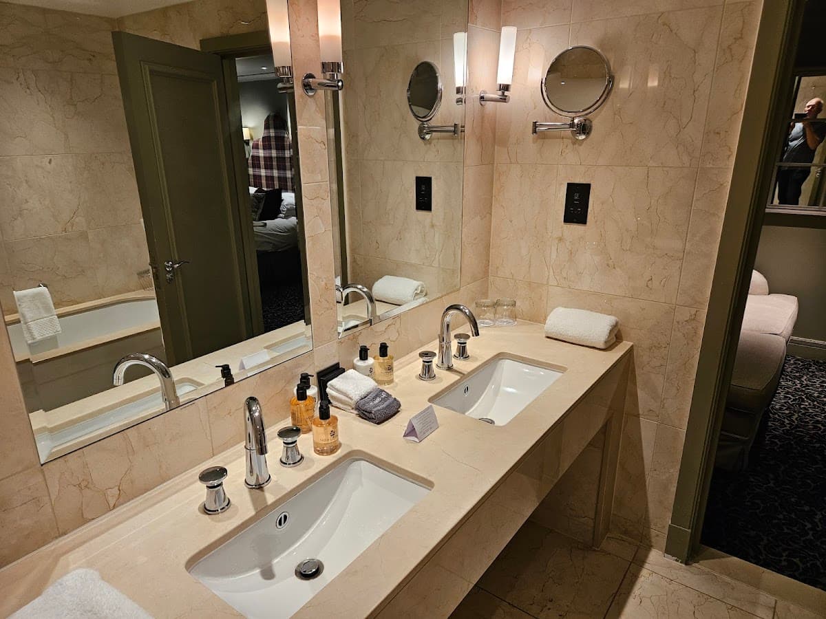 The Lygon Arms Hotel — interior and exterior view 4