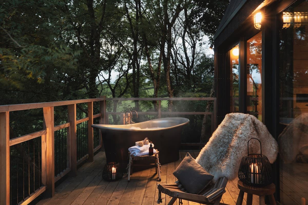 Nymetwood Treehouses — interior and exterior view 4