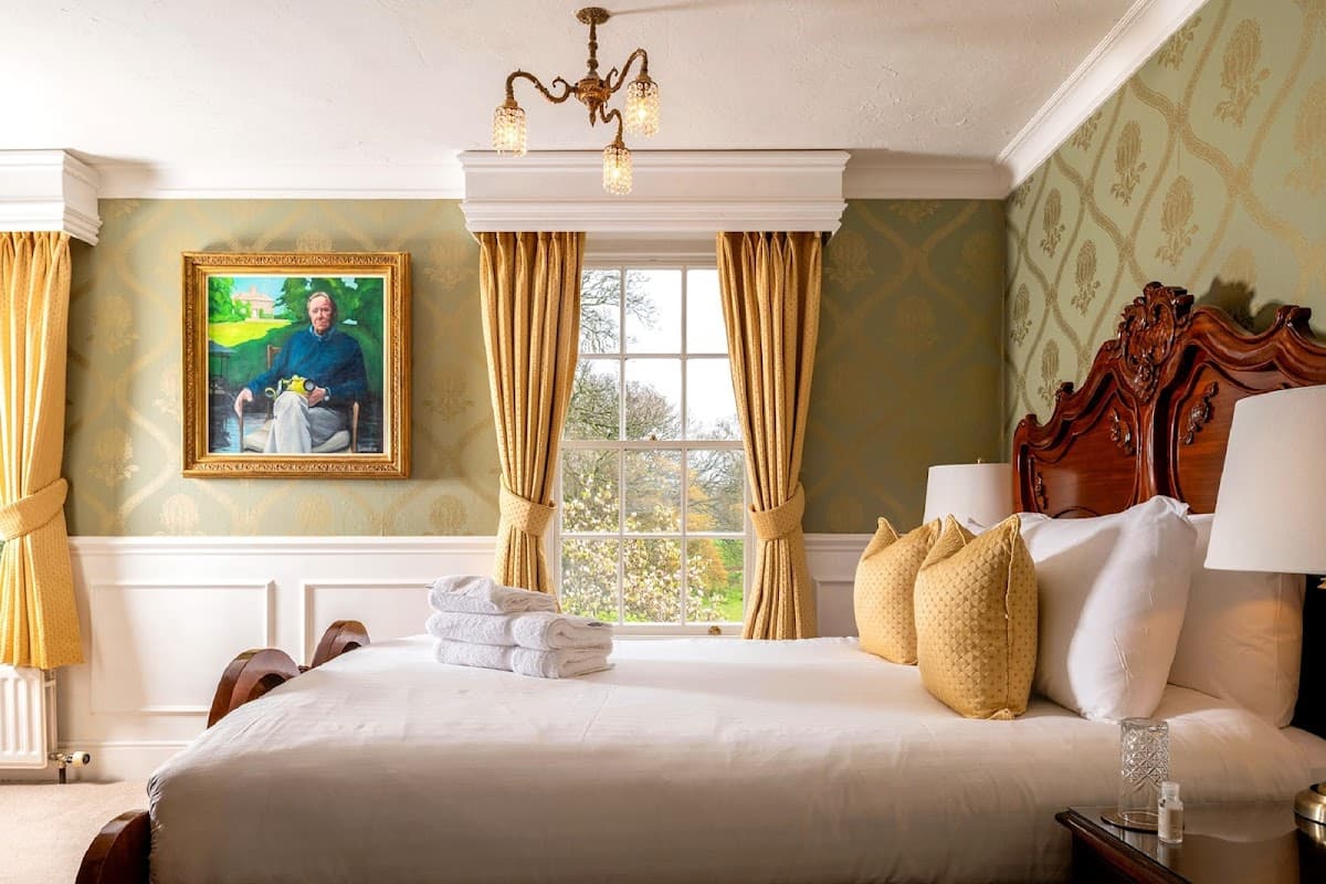 Plas Dinas Country House — interior and exterior view 2
