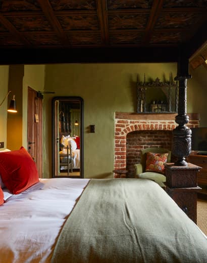 The Pig at Bridge Place — interior and exterior view 23