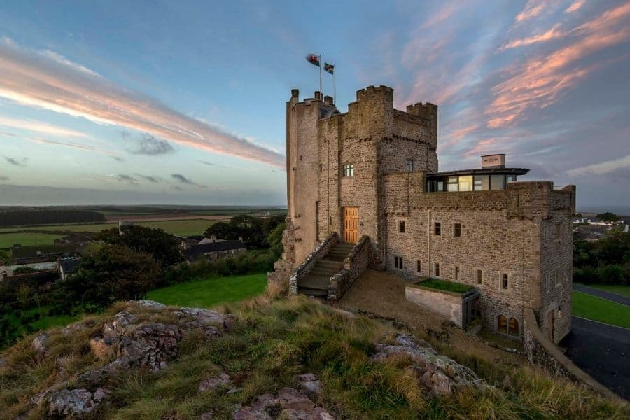 Roch Castle Hotel — interior and exterior view 9