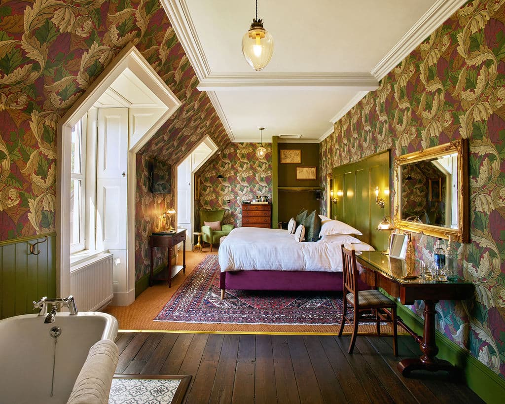 Foyers Lodge — interior and exterior view 4